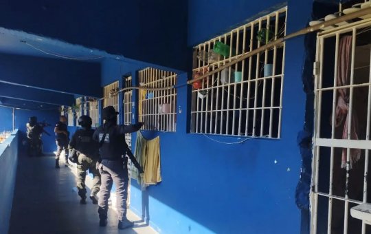 Operação em presídio apreende 15 celulares e drogas em Paulo Afonso