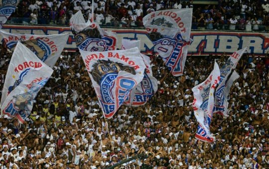 Integrantes da Bamor são flagrados 'surfando' em ônibus