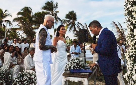 Igor Kannário casa com influenciadora a beira-mar