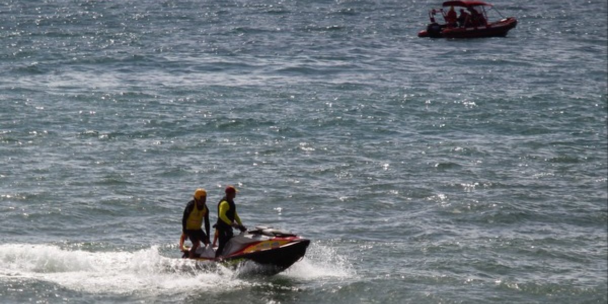 Buscas por adolescente que se afogou na praia de Stella Maris completam 24 horas