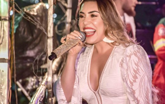 Naiara Azevedo fica de fora de especial da Globo e se posiciona