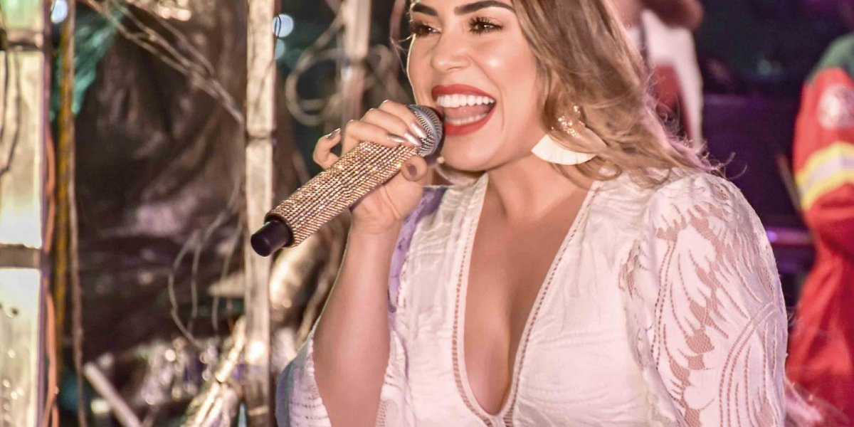 Naiara Azevedo fica de fora de especial da Globo e se posiciona