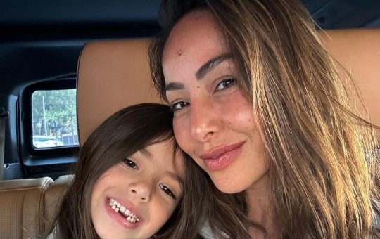 Sabrina Sato posta 1ª foto com filha, após perder bebê
