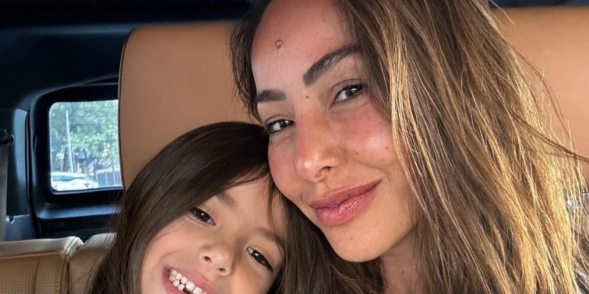 Sabrina Sato posta 1ª foto com filha, após perder bebê