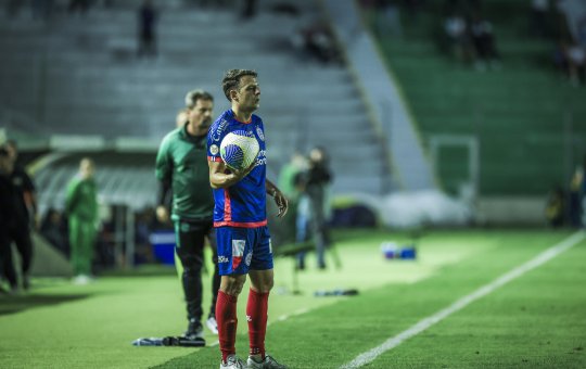 Bahia consegue reverter punição de Árias em multa e lateral estará disponível para duelo contra Athletico Paranaense