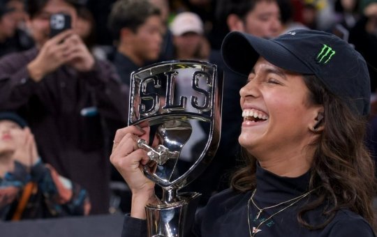 Rayssa Leal desbanca japonesas e vence etapa de Tóquio da STS