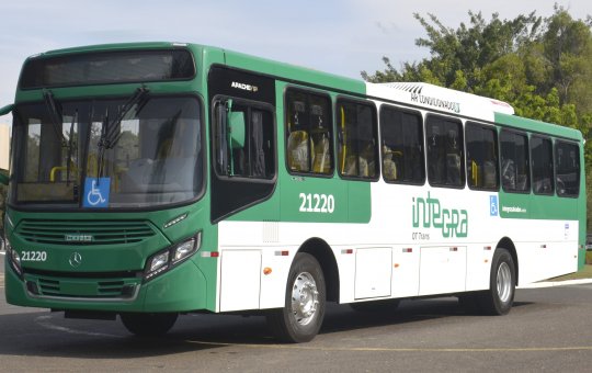 Ônibus colidem em ladeira na manhã deste domingo (24)