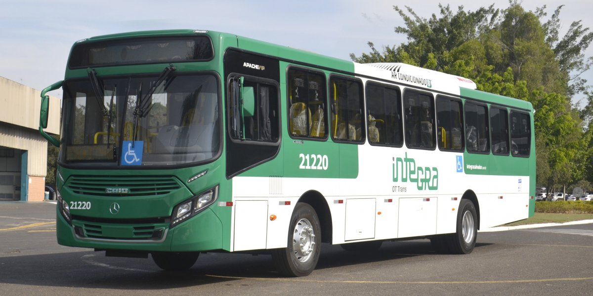 Ônibus colidem em ladeira na manhã deste domingo (24)