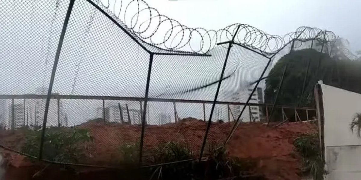 Deslizamento de terra derruba parte do muro de um prédio no bairro da Pituba