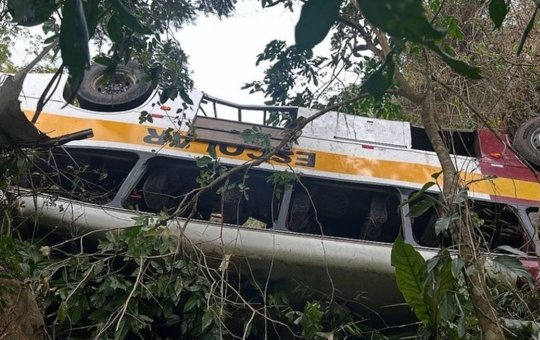 Número de mortos sobe para 18 em acidente envolvendo ônibus escolar na Serra da Barriga