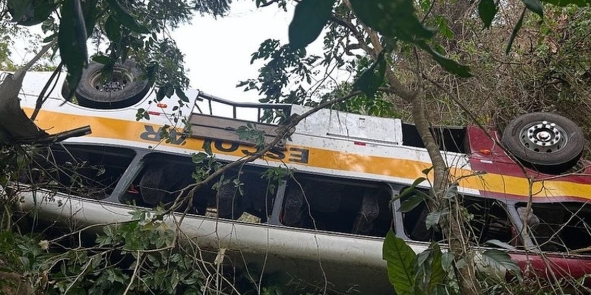 Número de mortos sobe para 18 em acidente envolvendo ônibus escolar na Serra da Barriga