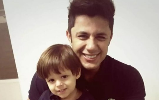 Filho de Cristiano Araújo abre caixa do pai após nove anos do falecimento do cantor