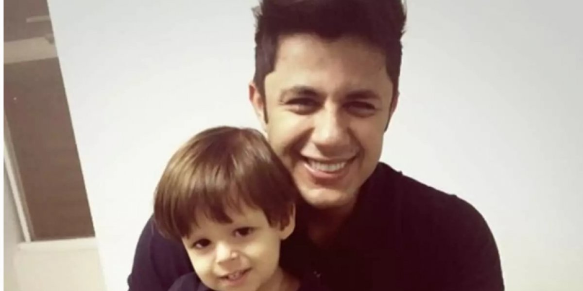Filho de Cristiano Araújo abre caixa do pai após nove anos do falecimento do cantor