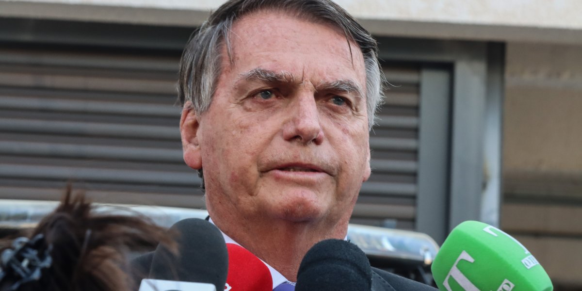 Bolsonaro nega participar de trama golpista e afirma que sempre esteve "dentro das quatro linhas"