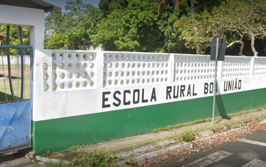 Professora sofre intolerância religiosa e é apedrejada por alunos