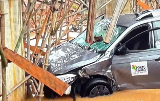 Motorista perde controle e invade canteiro de obras na região do Acesso Norte em Salvador
