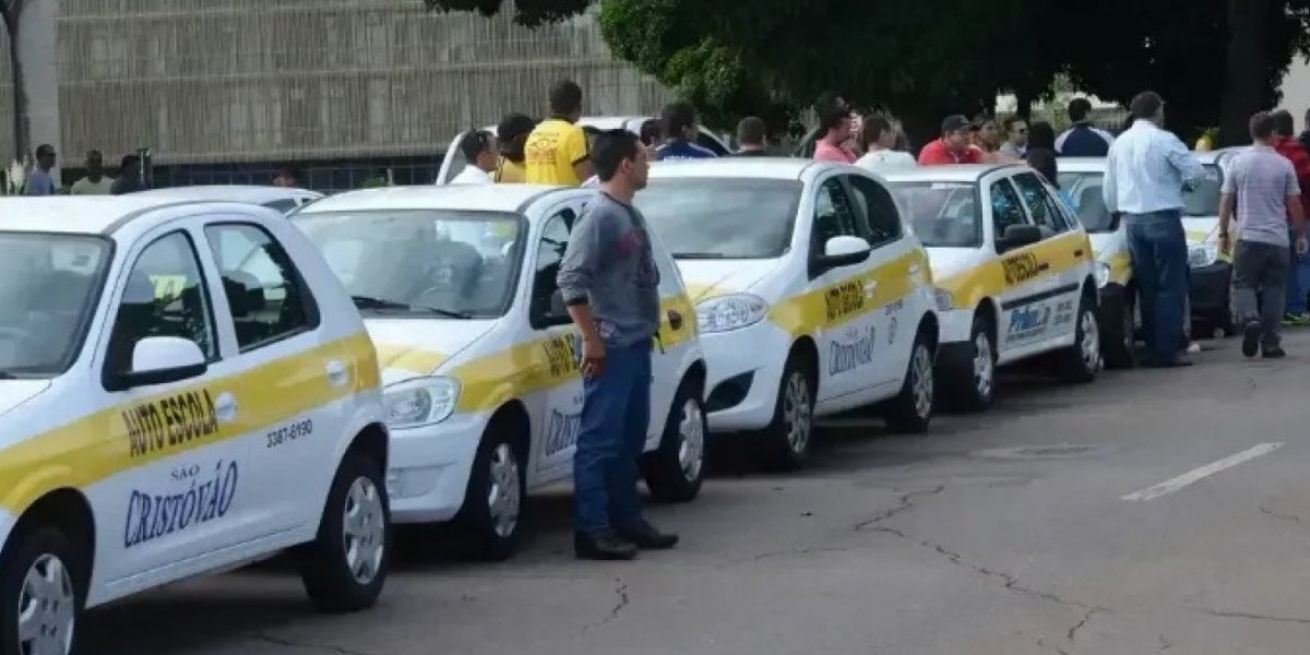 Proposta que libera dirigir 24 horas após aprovação em exame de motorista prossegue na Câmara