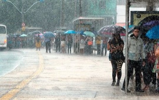 Linhas de ônibus mudam trajeto após desabamento de casarão na Baixa dos Sapateiros