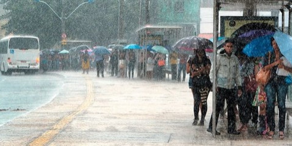 Linhas de ônibus mudam trajeto após desabamento de casarão na Baixa dos Sapateiros