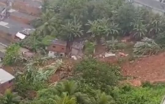 Deslizamento de terra deixa casas soterradas em Saramandaia