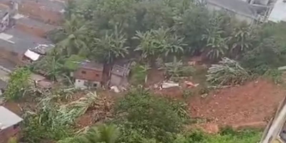 Deslizamento de terra deixa casas soterradas em Saramandaia