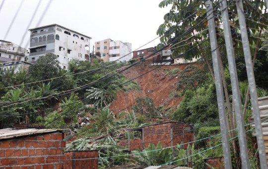 Bombeiros continuam buscas por vítima do deslizamento em Saramandaia