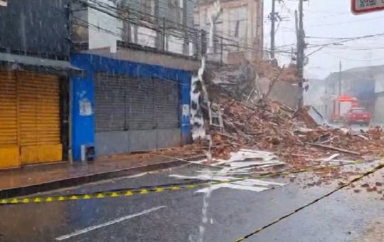 Baixa dos Sapateiros continua interditada após desabamento de casarão