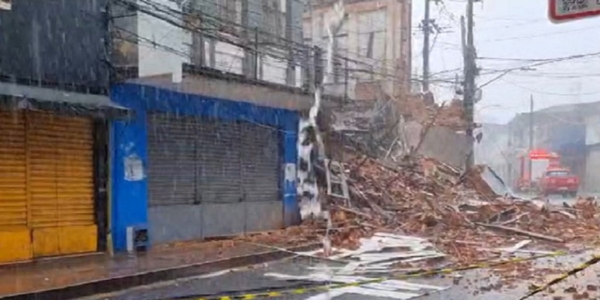 Baixa dos Sapateiros continua interditada após desabamento de casarão