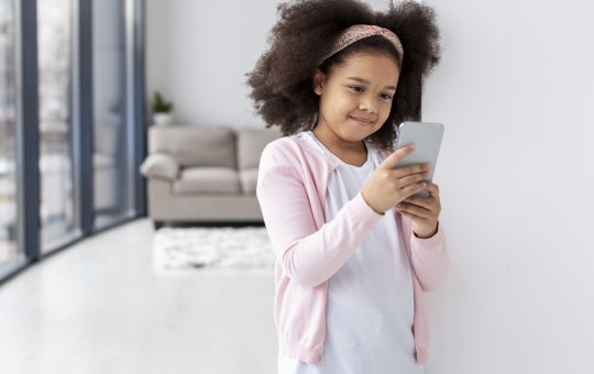 Senado da Austrália aprova lei que proíbe adolescentes de até 16 anos de usarem redes sociais