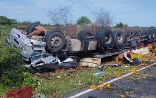 Adolescente morre após caminhão carregado de manga tombar na BA-161
