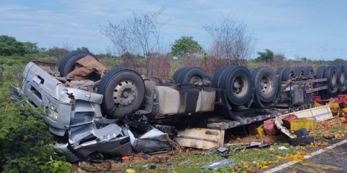 Adolescente morre após caminhão carregado de manga tombar na BA-161