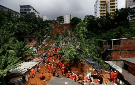 Jovem de 18 anos continua soterrado em Saramandaia após 48 horas de buscas por vítima de desabamento