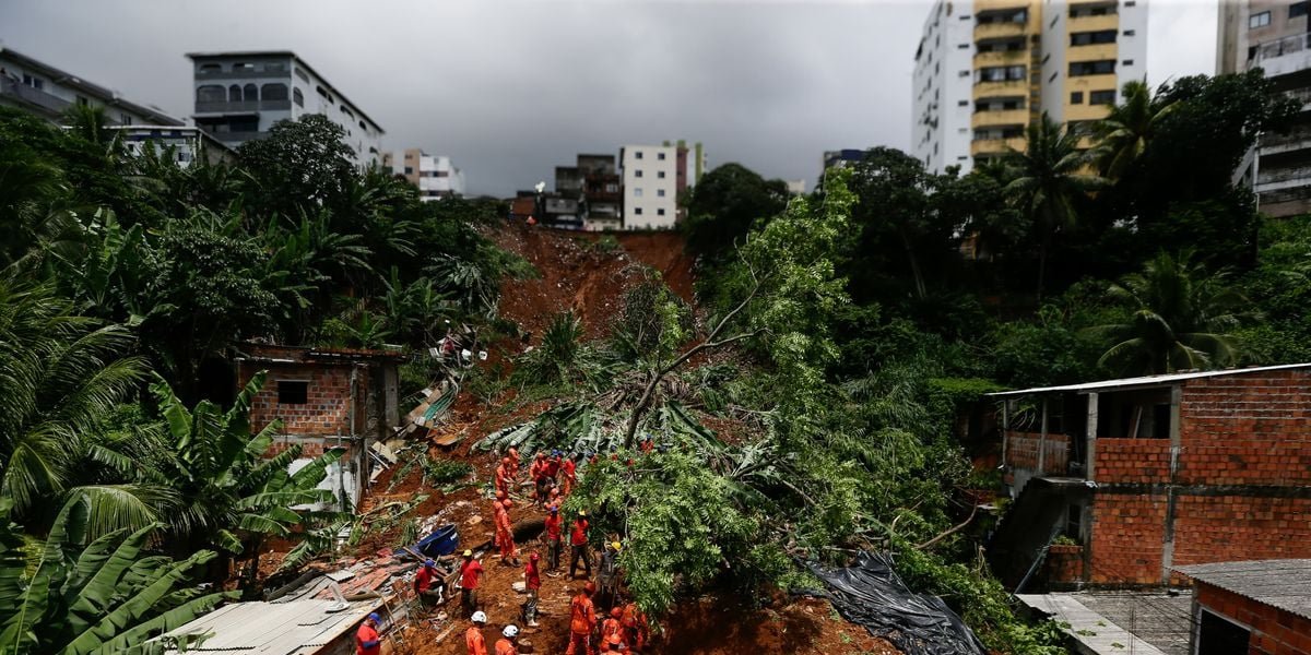 Jovem de 18 anos continua soterrado em Saramandaia após 48 horas de buscas por vítima de desabamento