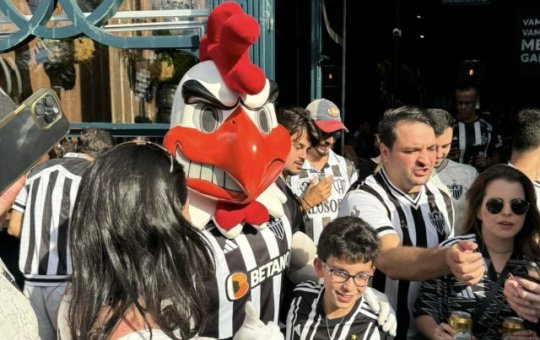 Mascote do Atlético Mineiro toma enquadro antes de final da Copa Libertadores da América