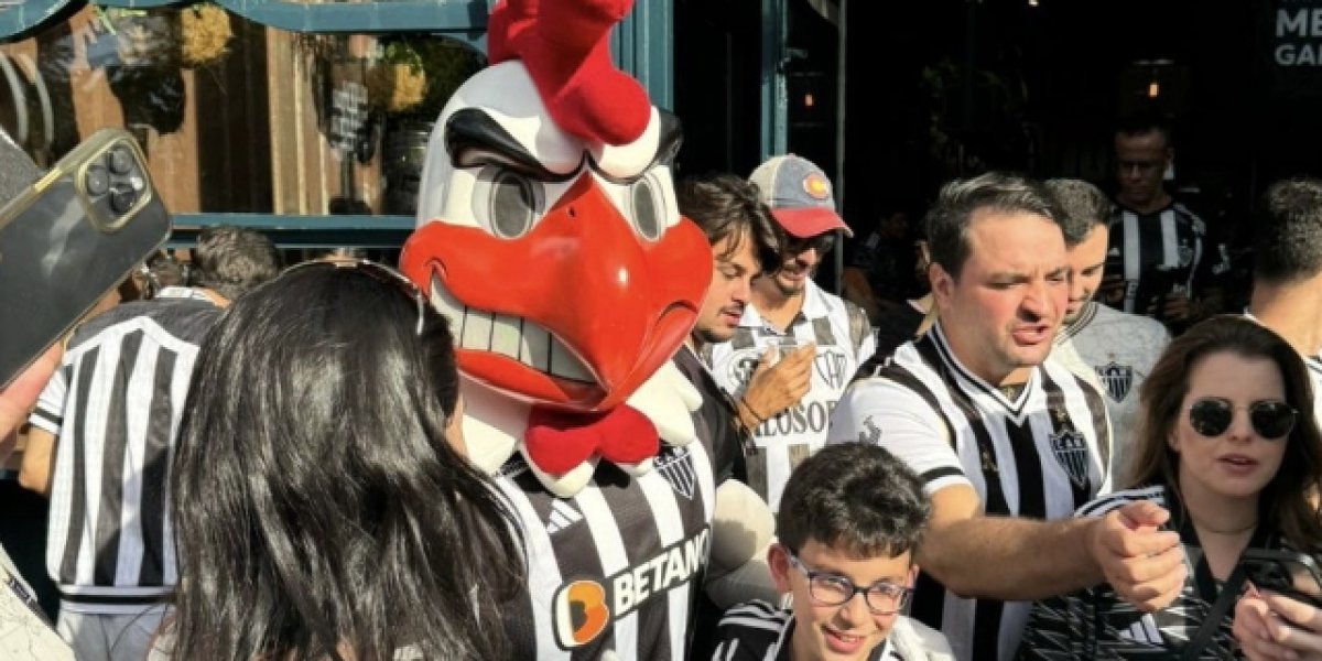 Mascote do Atlético Mineiro toma enquadro antes de final da Copa Libertadores da América