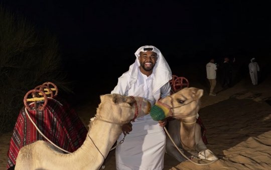 Davi Brito compartilha detalhes da viagem a Dubai e se desaponta com culinária local