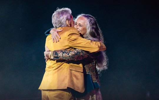 Esposa de Caetano Veloso compartilha bastidores da turnê