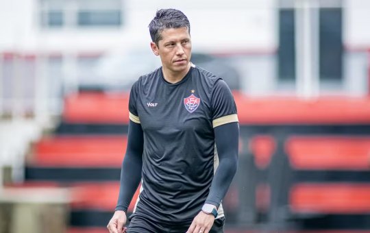 "Maior título do Vitória nos últimos anos" diz Thiago Carpini após permanência do leão na série A