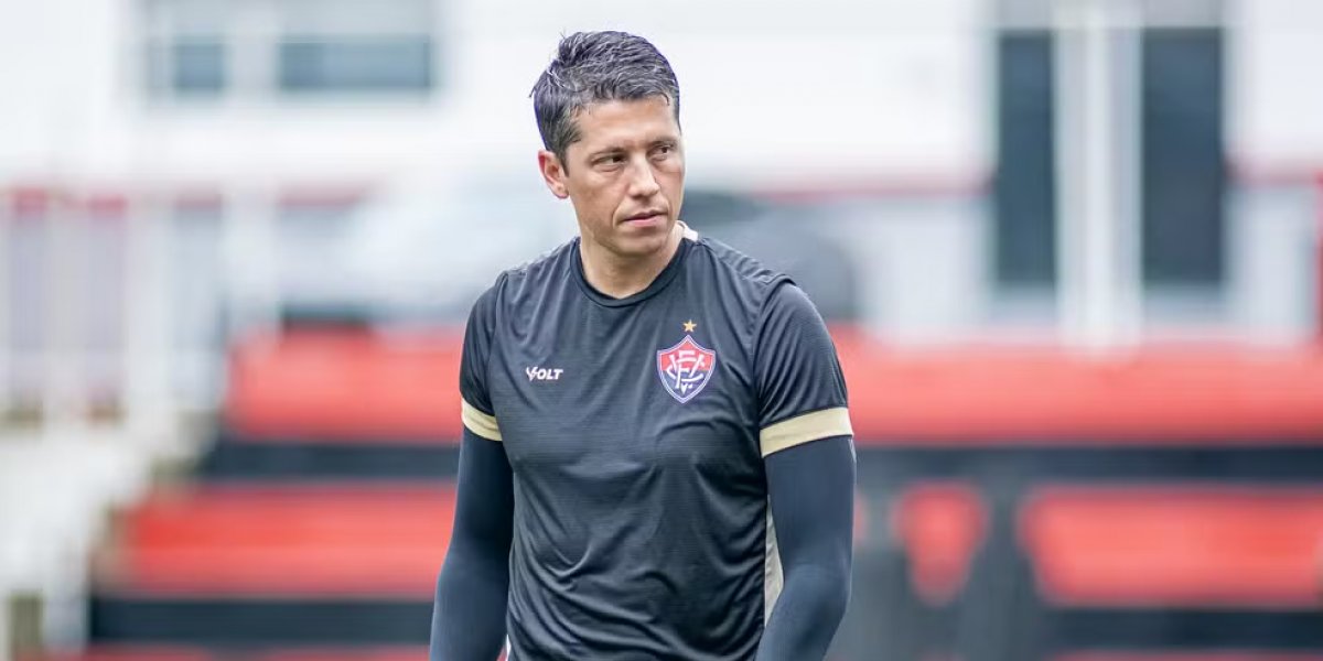 "Maior título do Vitória nos últimos anos" diz Thiago Carpini após permanência do leão na série A