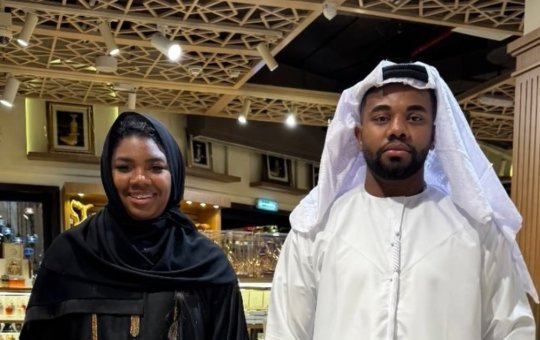 Davi Brito arranca risadas ao ensinar comerciante árabe a falar bordão "Calma, calabreso"