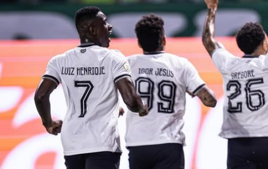 Mulher é presa após tentar extorquir R$ 20 mil de atacante do Botafogo