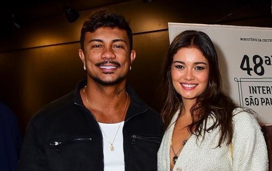 Xamã e Sophie Charlotte posam em foto juntos na praia do Solar do Unhão