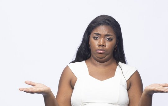 Raquel Brito afirma que dormir tarde e acordar cedo está acabando com ela