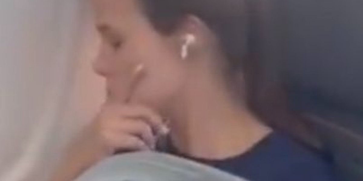 Mãe grava mulher que recusa trocar de assento para satisfazer criança