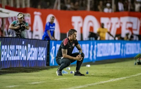 Carpini exalta evolução do Vitória após vaga na Sul-Americana e comenta sobre renovação de contrato