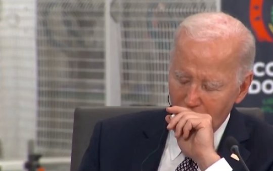 Joe Biden é flagrado cochilando durante reunião em encontro na Angola