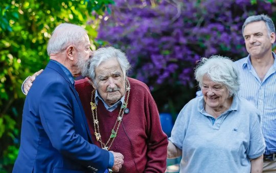 Lula condecora Pepe Mujica, ex-presidente do Uruguai durante cúpula com líderes do Mercosul