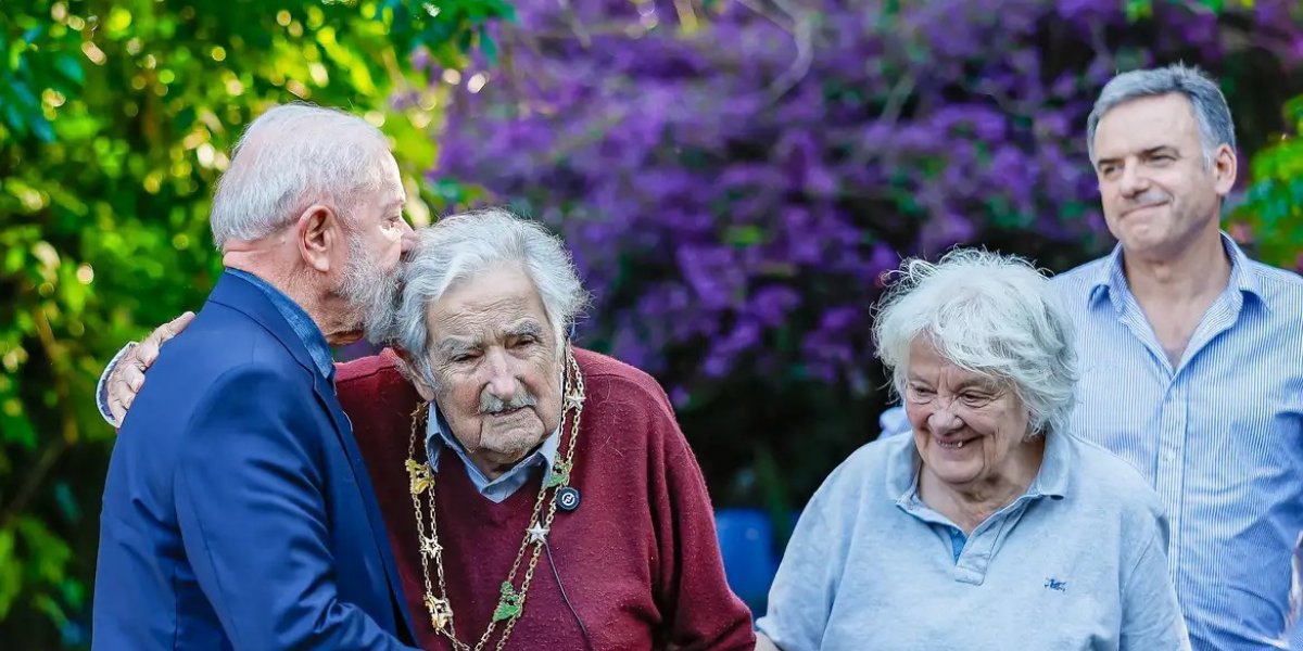 Lula condecora Pepe Mujica, ex-presidente do Uruguai durante cúpula com líderes do Mercosul