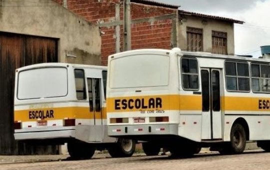 Estudante é empurrado de ônibus escolar em movimento e fica gravemente ferido