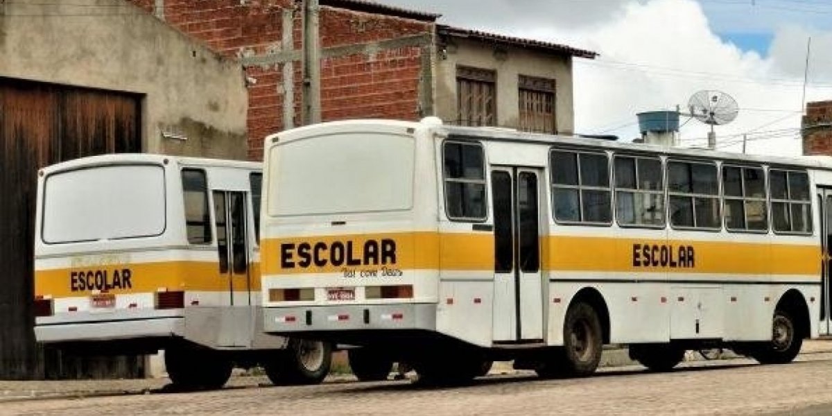 Estudante é empurrado de ônibus escolar em movimento e fica gravemente ferido